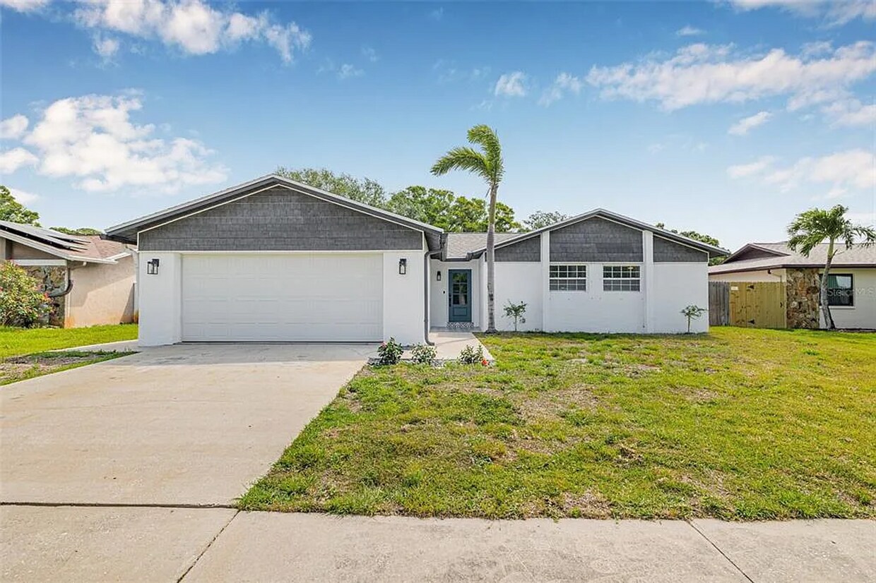 Foto principal - Charming 3-Bedroom Home with Large Fenced ...