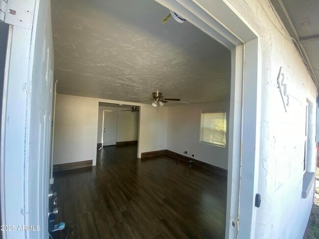 Building Photo - 203 E 12th St
