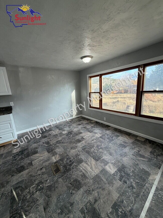 Foto del edificio - Spacious 5-Bedroom Home with Open Layout, Off-Street Parking & Large Backyard