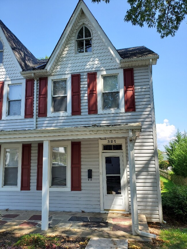 Building Photo - 321 S Washington St