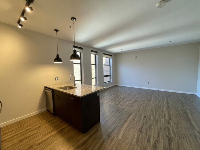 Building Photo - Parker Durand