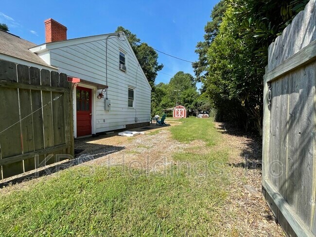 Building Photo - 702 Jackson Dr