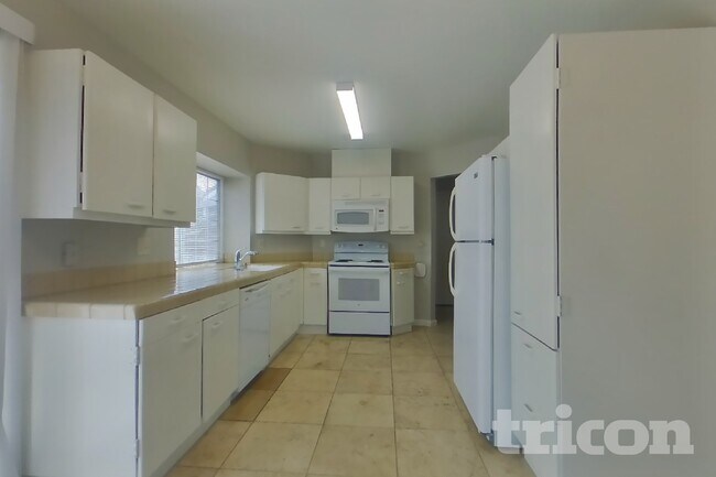 Foto del edificio - 3613 Bellflower Dr