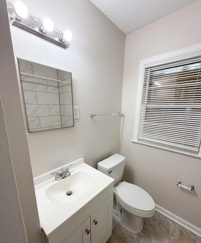 Building Photo - 1502 Rolling Hills Dr