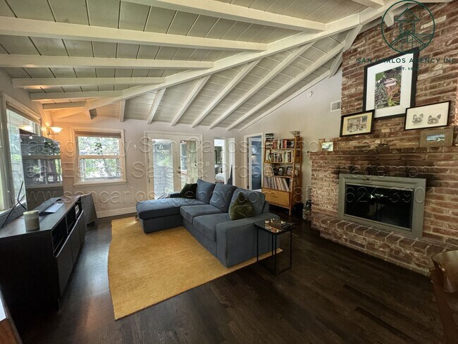 Foto del edificio - Nicely Appointed Two Bedroom Carmel Woods ...