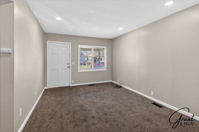 Building Photo - $1250 2 bedroom bungalow