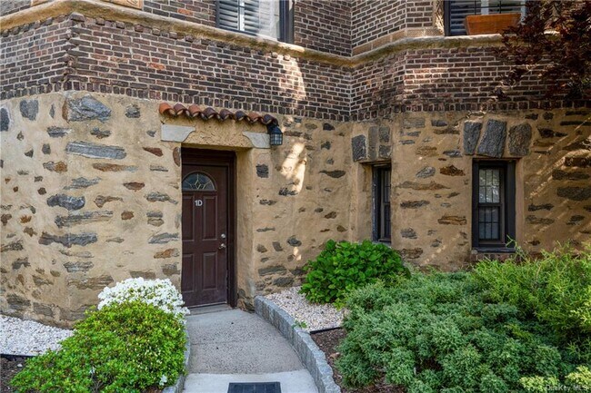 Building Photo - 14 N Chatsworth Ave