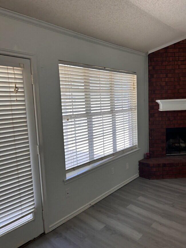Building Photo - Nice Three Bedroom - Northridge