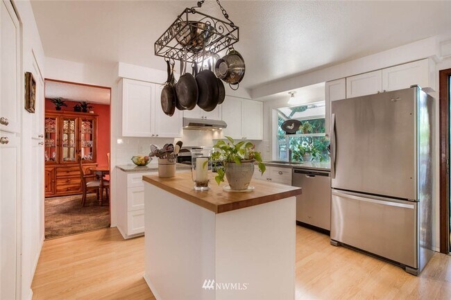 Building Photo - 3 bedroom 2.5 bathroom single family house...