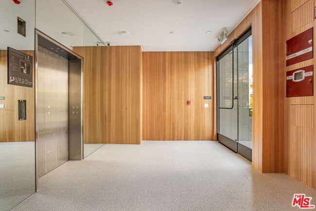 Foto del edificio - 2361 Fox Hills Dr