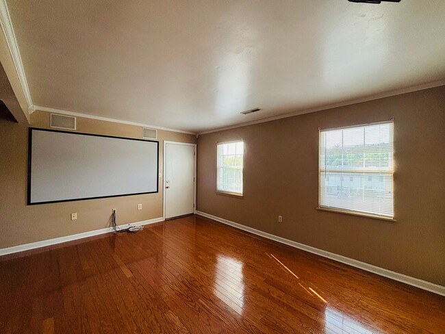 Building Photo - 2 Bedroom 1 Bath Condo