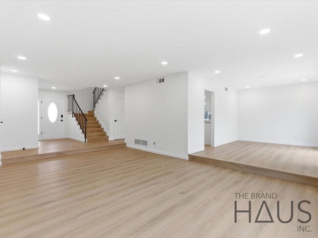 Foto del edificio - Newly Remodeled Huntington Beach Home with Brand-New AC & Premium Finishes