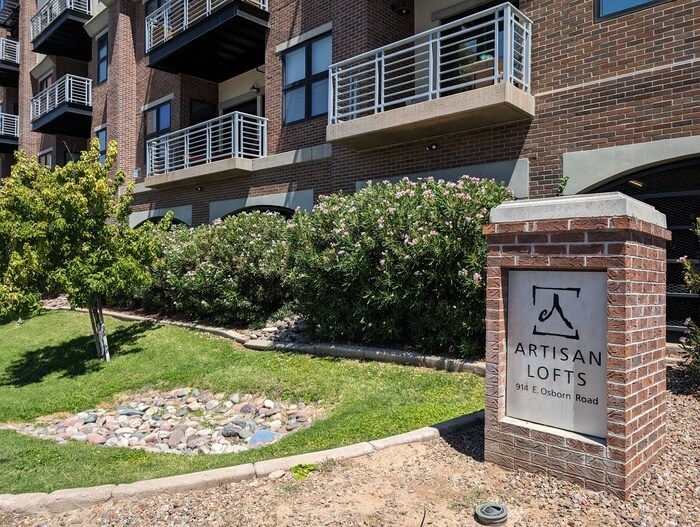 Primary Photo - Artisan Lofts Stunner