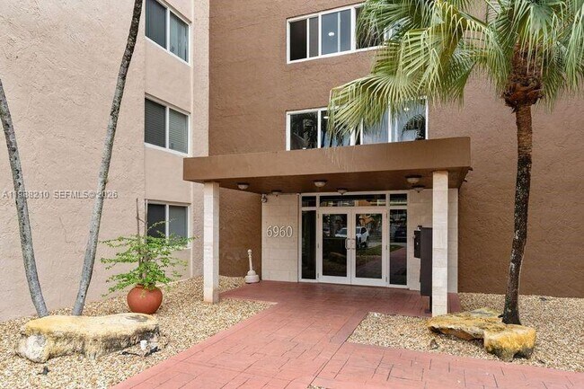 Foto del edificio - 6960 Miami Gardens Dr