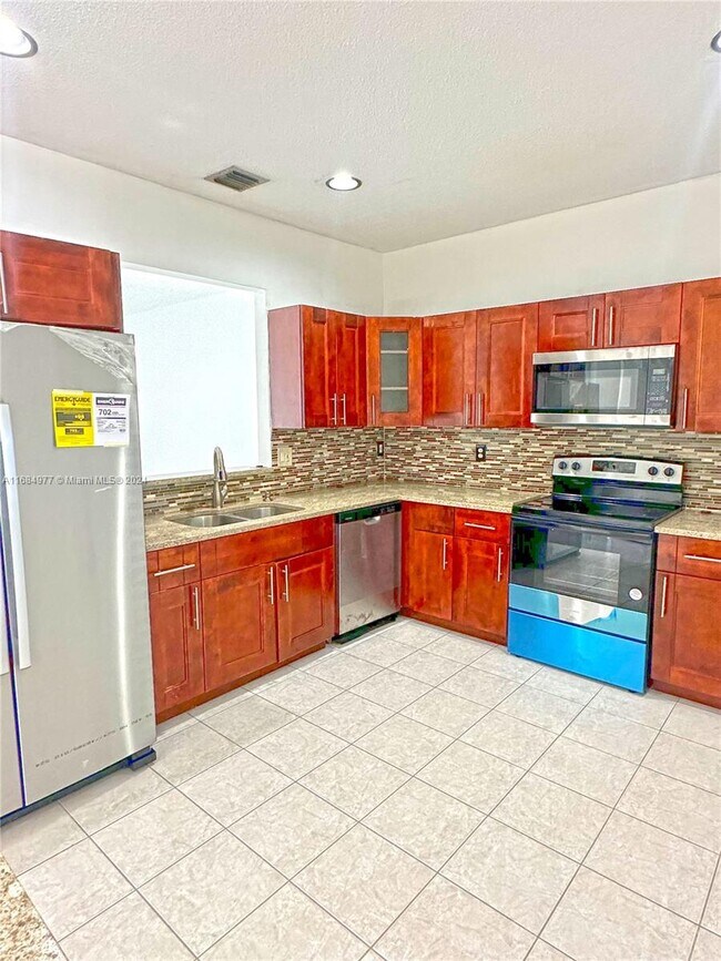 Building Photo - 5541 NW 90th Ter