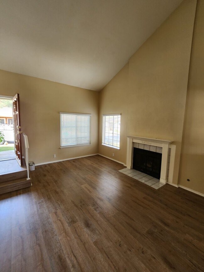 Foto del edificio - Spacious 3 Bedroom Lakeside Home