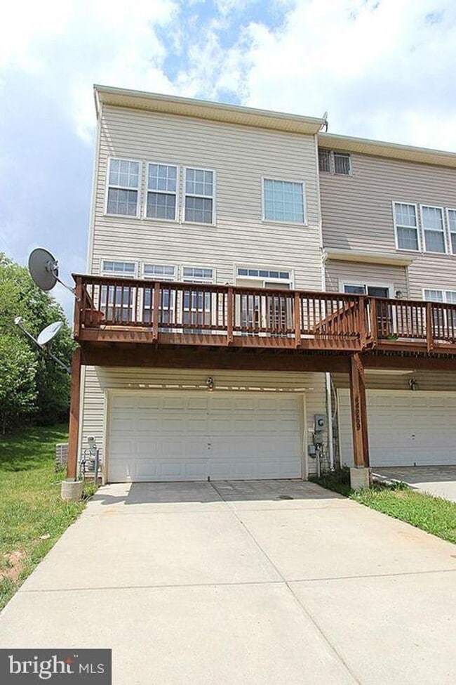 Building Photo - Beautiful 3-Bedroom, 2.5-Bath End-Unit Gar...