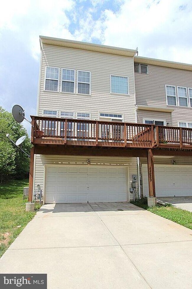Foto del edificio - Beautiful 3-Bedroom, 2.5-Bath End-Unit Gar...