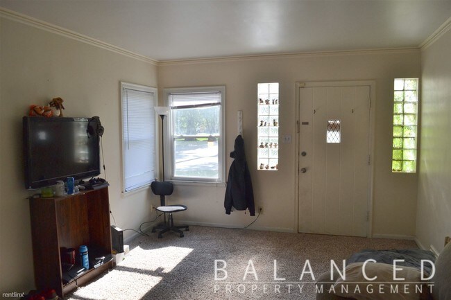 Building Photo - 3 br, 2 bath House - 1201 SW Collins Ave