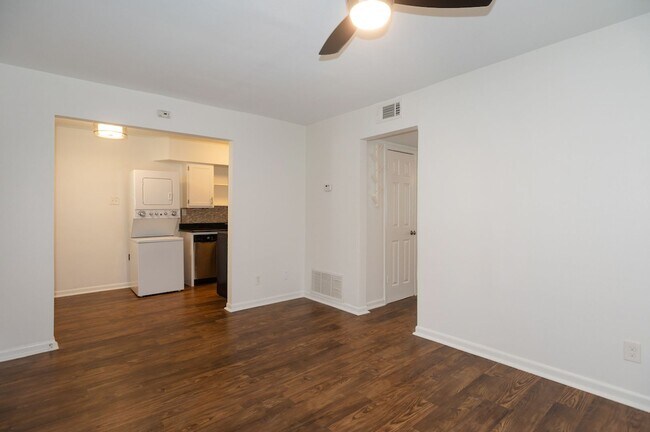 Building Photo - Charming 2-Bedroom, 1-Bath Near Downtown &...