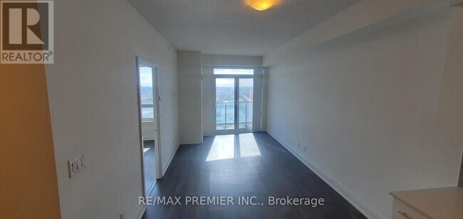 Photo du bâtiment - 3600 Hwy 7 W