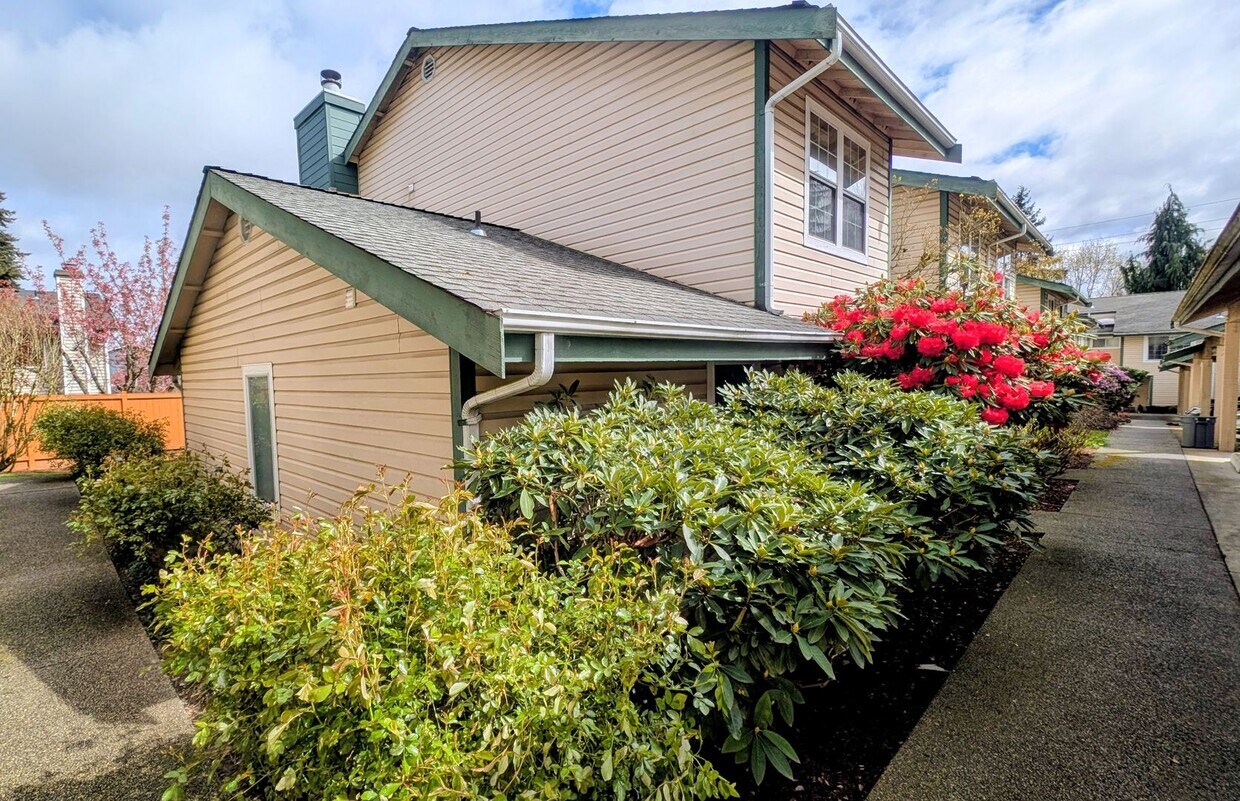 Spacious 3 Bedroom Townhome in Small Complex - Spacious 3 Bedroom Townhome in Small Complex