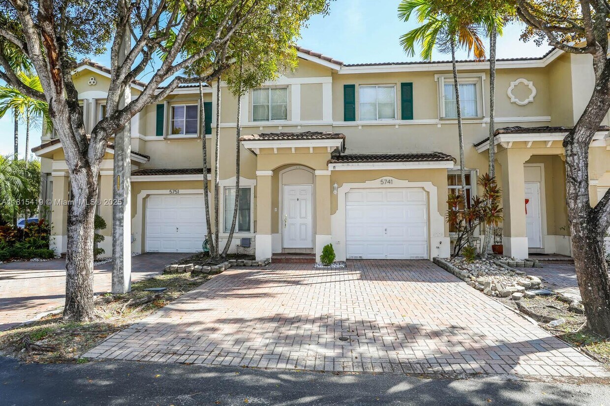 Foto principal - 5741 NW 112th Ct