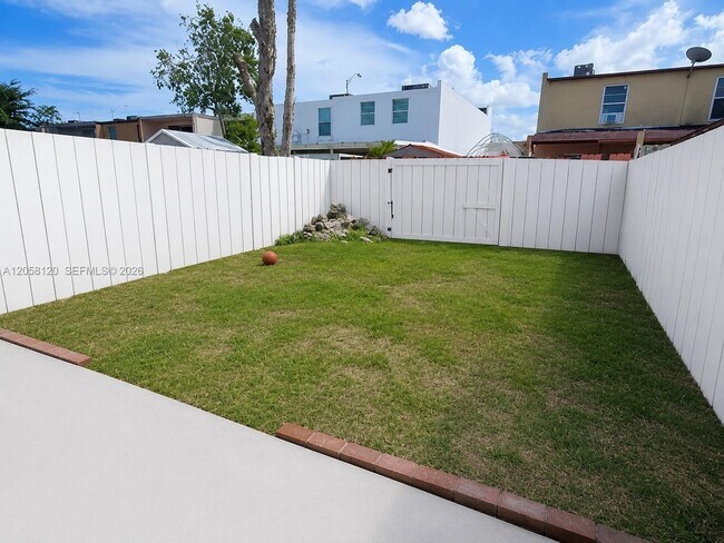 Foto del edificio - 932 W 80th Pl