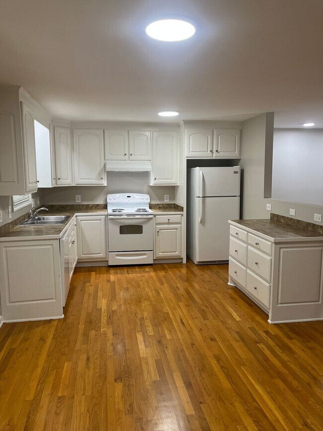 Foto del edificio - 302 Hickory Forest Rd