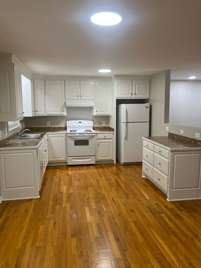 Building Photo - 302 Hickory Forest Rd