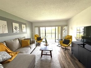 Building Photo - 230 Lakeview Dr