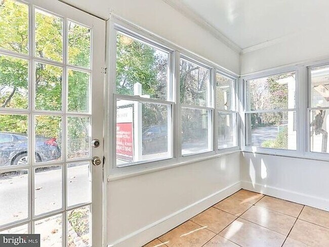 Building Photo - 3033 Elm Ave
