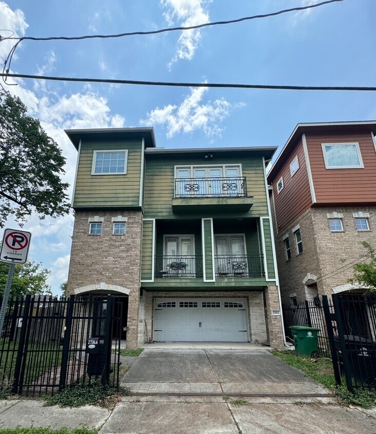 Primary Photo - 2736 Cortlandt St