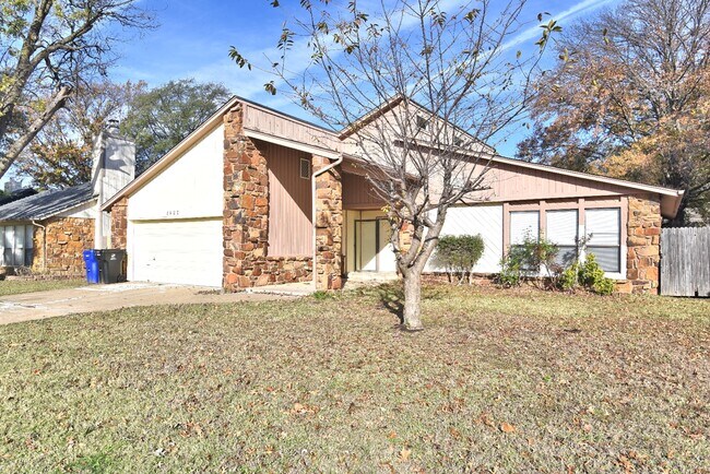 Building Photo - 2208 W Memphis St