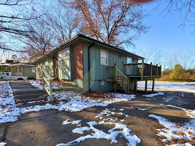 Foto del edificio - BEAUTIFULLY UPDATED 5 BED/ 3 BATH HOME WITH OVERSIZED GARAGE