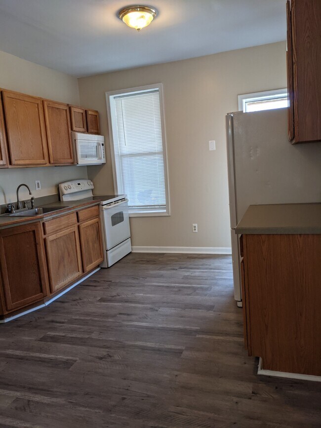 Building Photo - 1530 Popland St