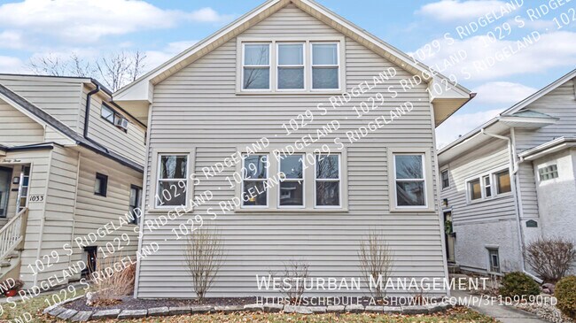 Building Photo - Spacious Oak Park Bungalow