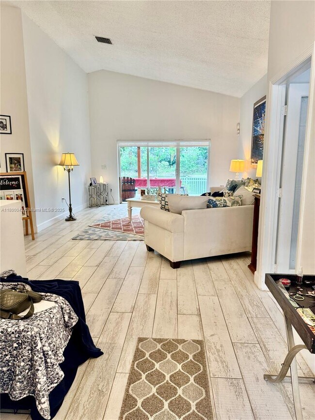 Foto del edificio - 685 SW 198th Terrace
