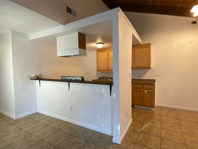 Building Photo - Spacious 3 Bedroom Duplex in Lincoln Schoo...