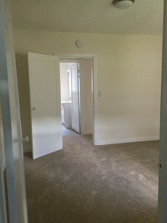 Vista desde el vestidor hasta la puerta del dormitorio y el baño. - 1008 E 2nd St