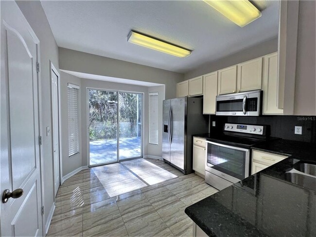 Building Photo - 15903 Fishhawk View Dr