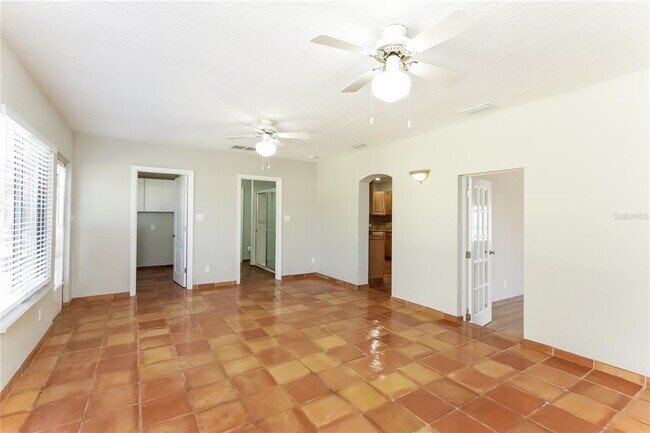 Building Photo - 2035 Goldenrod St