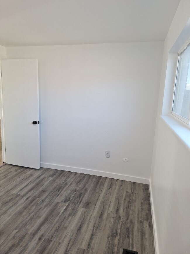 Foto del edificio - Roy 4-plex 2002