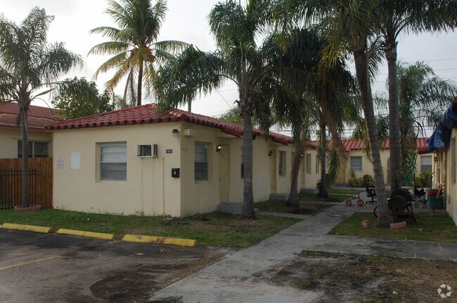 Building Photo - Villas at Johnson
