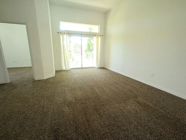 Building Photo - AVAILABLE NOW! 3 Bedroom, 2 Bath with Priv...
