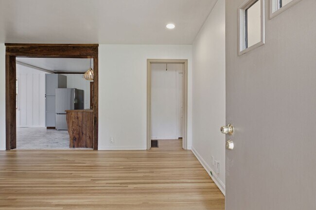 Building Photo - Donelson mid-mod ranch with full unfinished basement workshop, large yard, 3 BR 1 Bath, 20 minute...