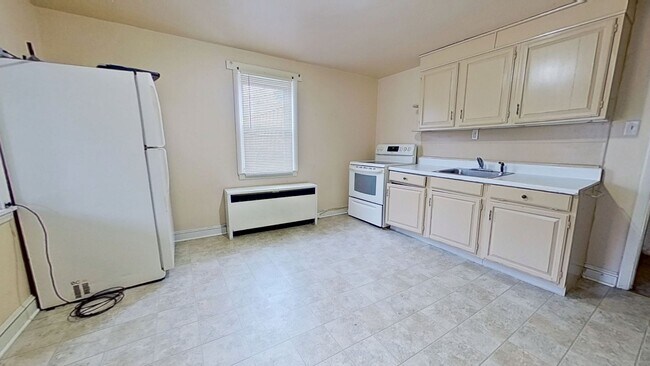 Building Photo - 2nd floor Apartment