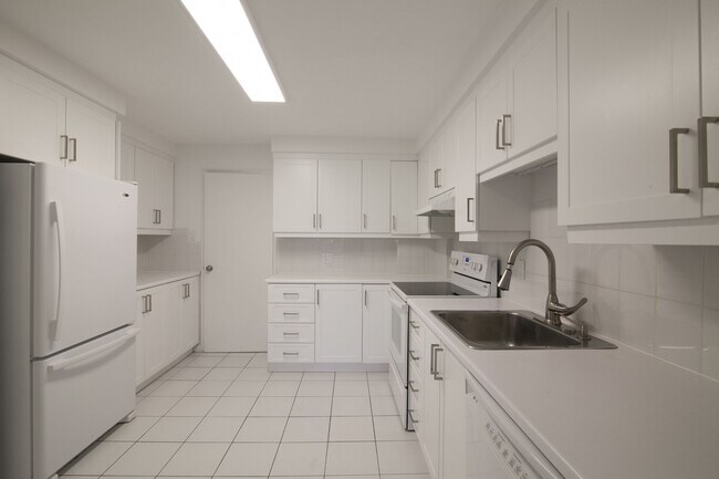 Building Photo - 3495 Rue de la Montagne