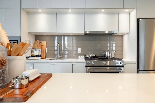 Building Photo - Central Place