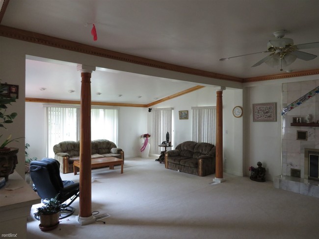 Building Photo - 32 Westbury Dr